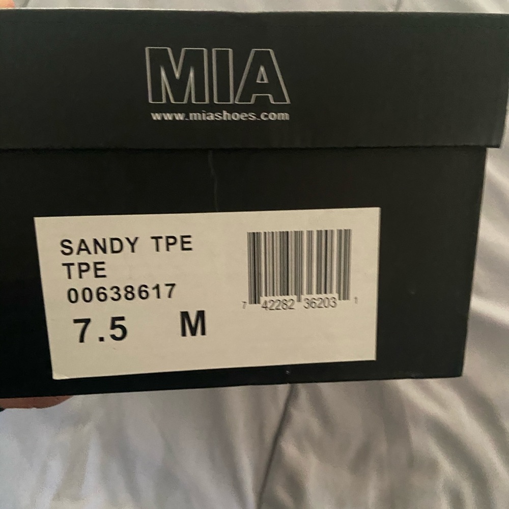Mia sandles - Picture 2 of 4